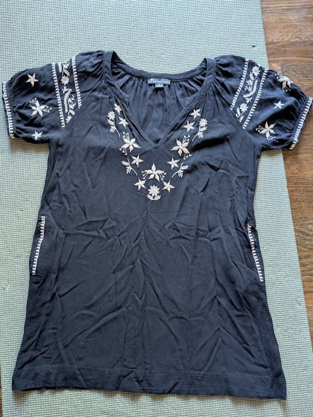Twenty One Black Embroidered Short Sleeve Tunic w/ 2 Pockets Label Sz:M